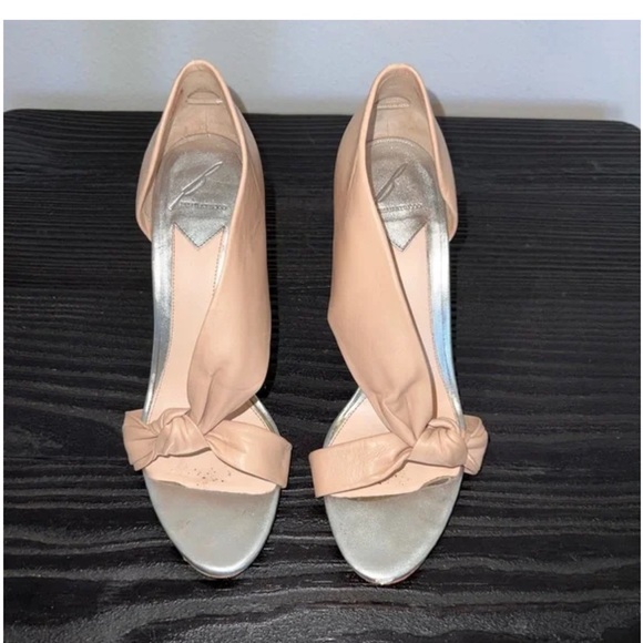 B Brian Atwood Elegant Beige 4.5” Stiletto Heels - Picture 4 of 7